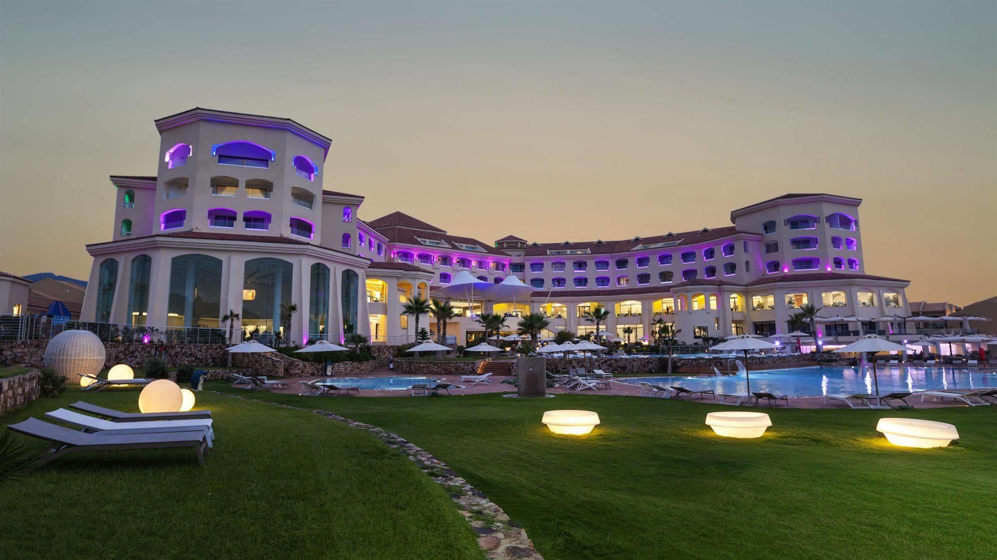 Hotel La Cigale Tabarka Exterior foto The hotel at night